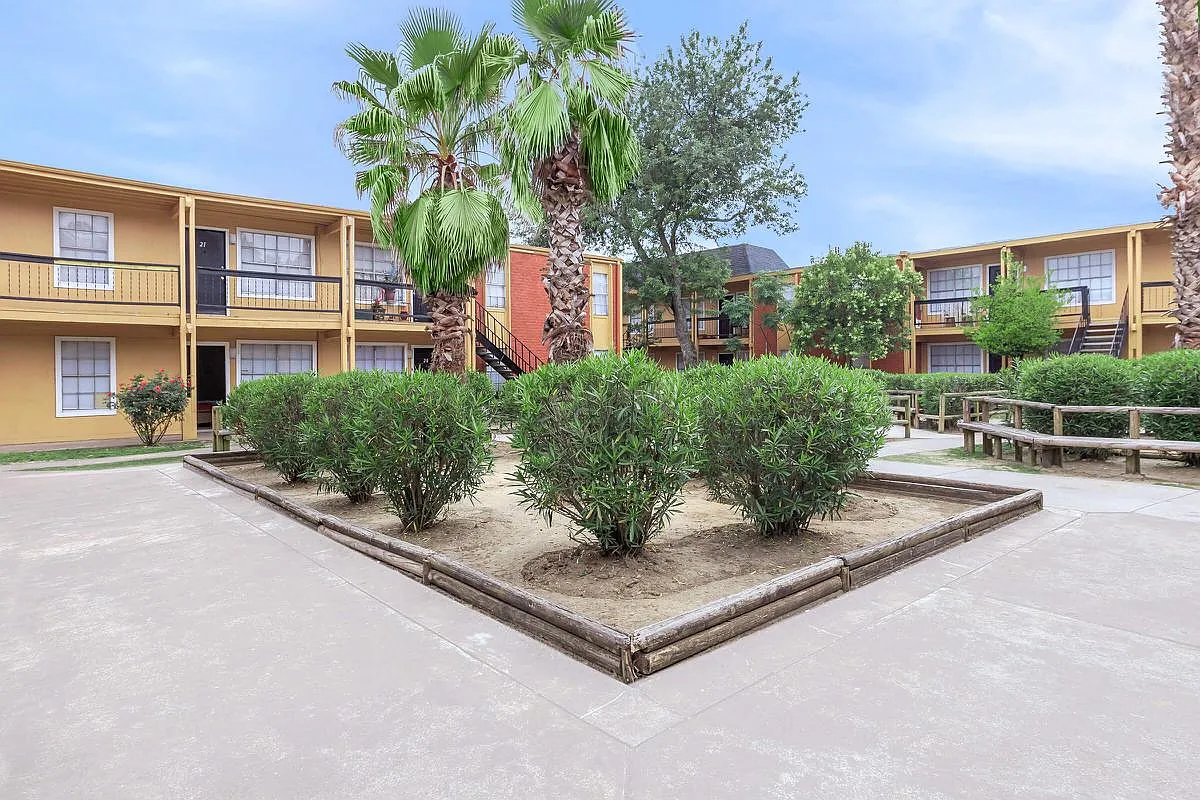Woodvine Apartments — Photo 3