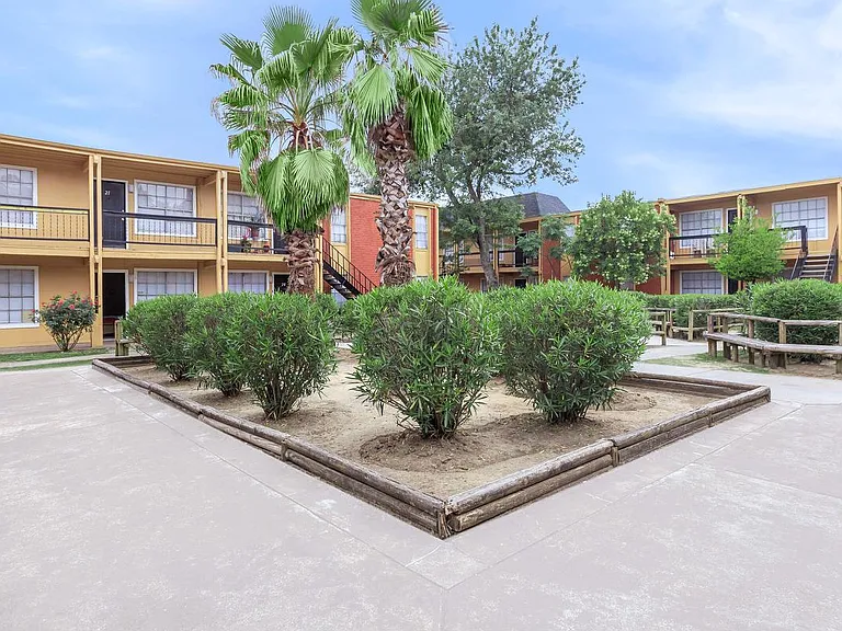 Woodvine Apartments — Photo 3