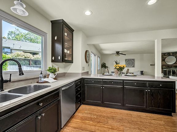 5th image of 935 Hacienda Circle