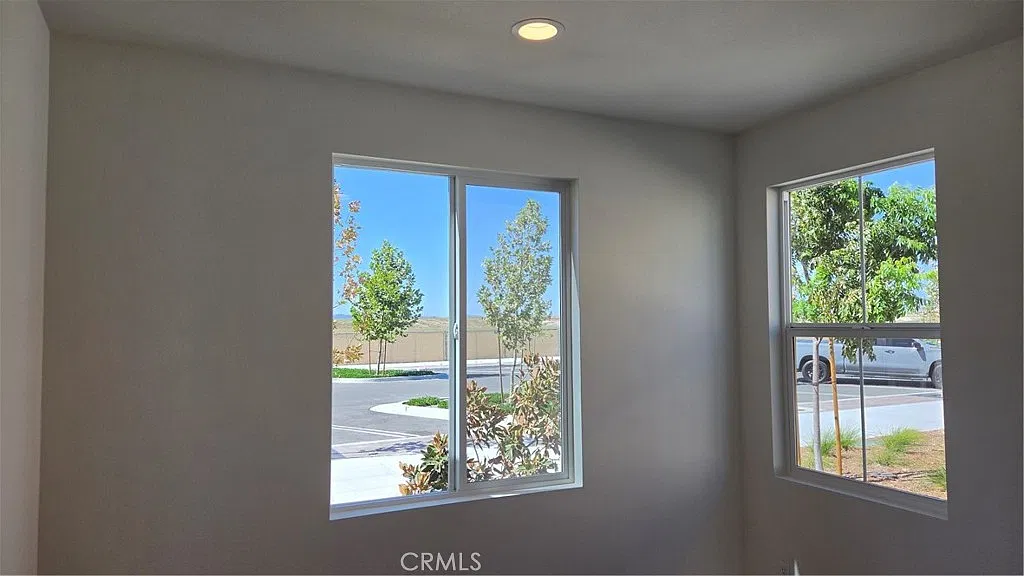 5 bed, 2360 sqft, $4,900 — Photo 4