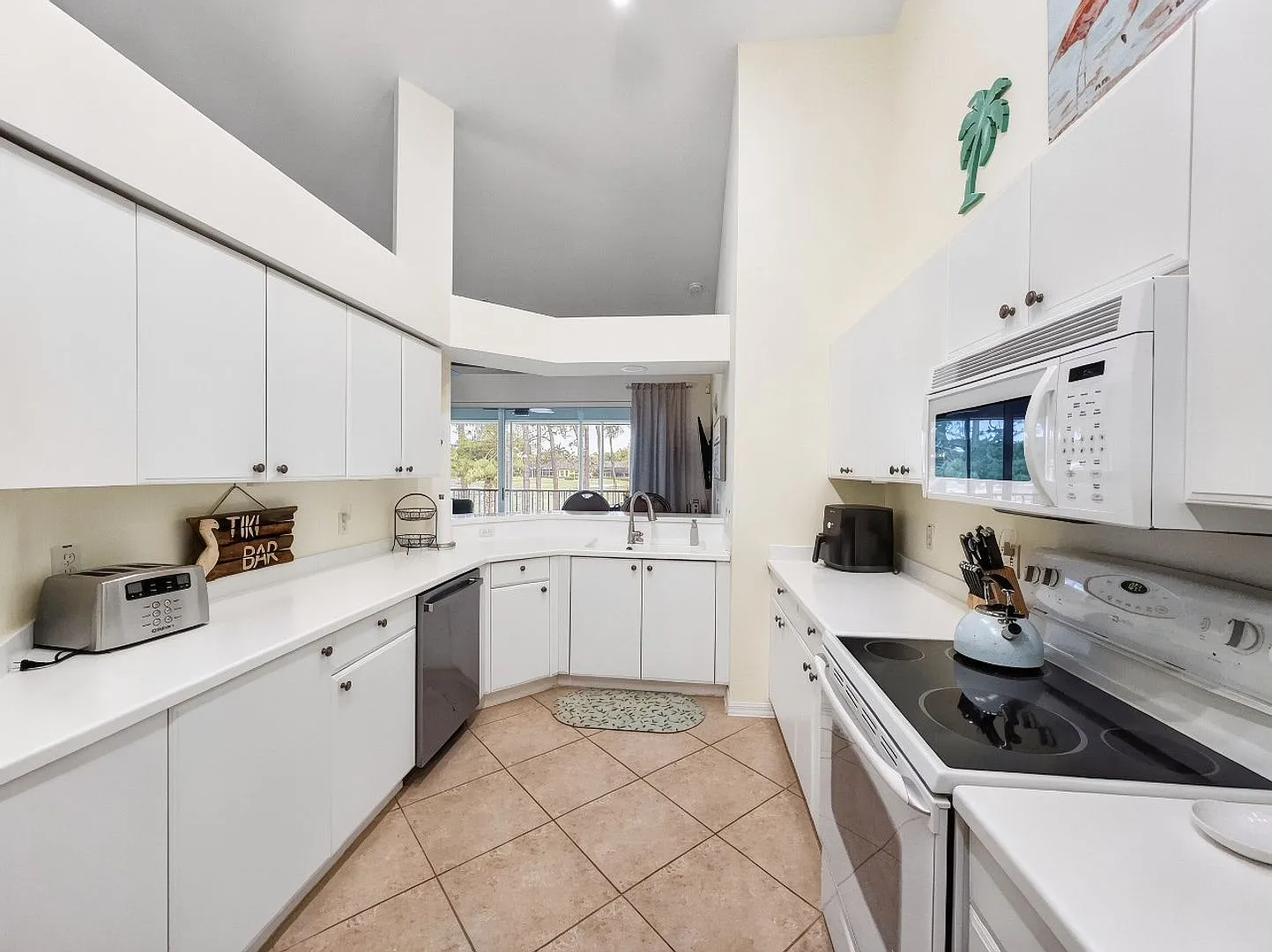 3-bedroom condo available in Flamingo Fairways II — Photo 4