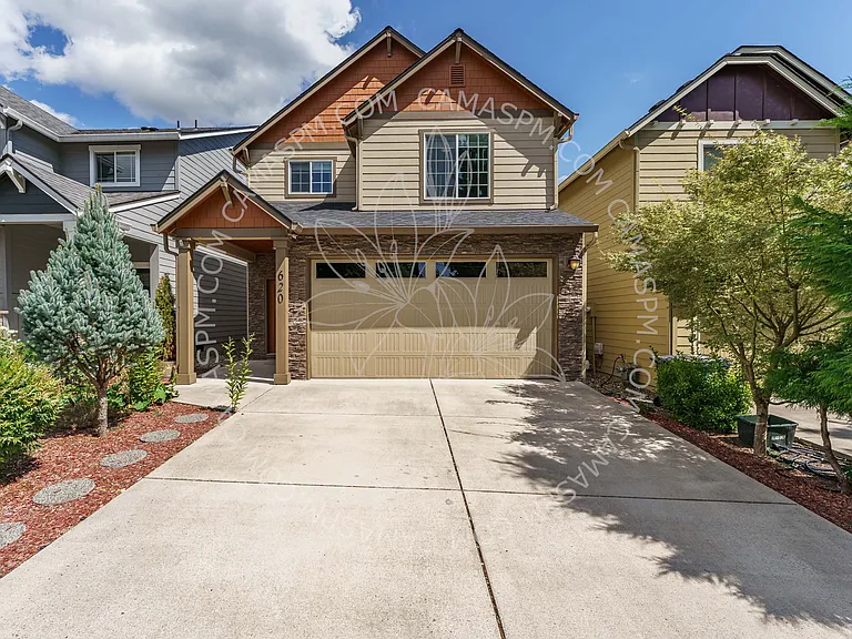 620 NW Ivy St — Photo 1