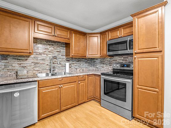 5th image of 913 Webb Rd