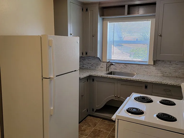 Avondale Apartments — Photo 82
