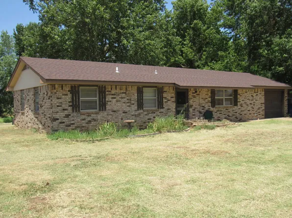 910 Field Dr, Lahoma, OK 73754