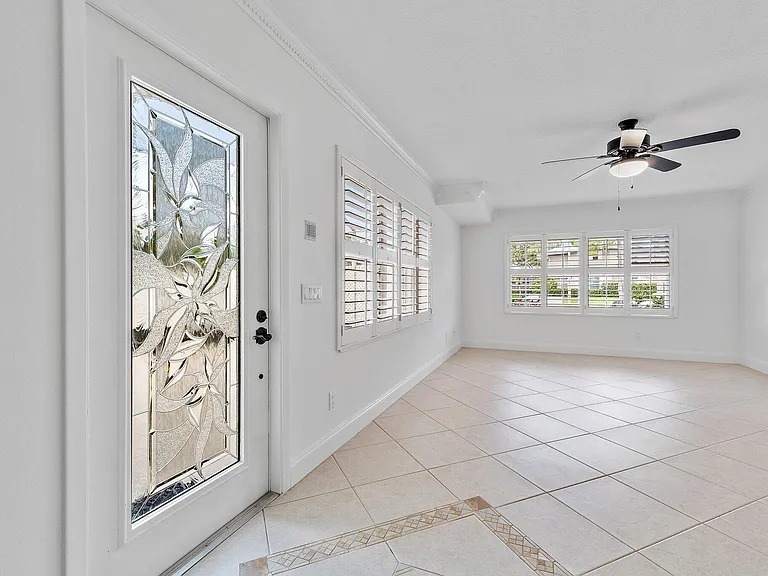 2406 SW Danbury Ln — Photo 3