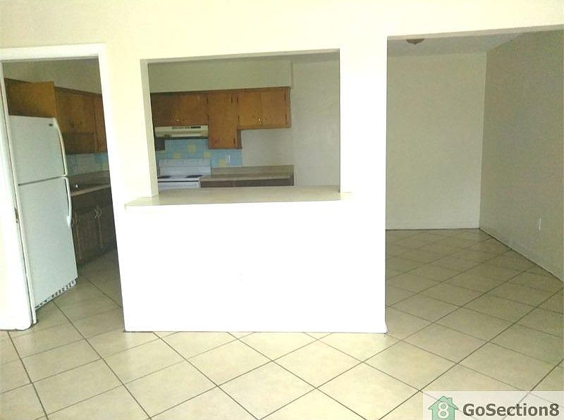 2nd image of 925 W 12th St