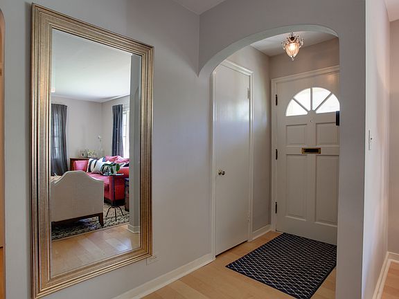 3rd image of 410 E Park St