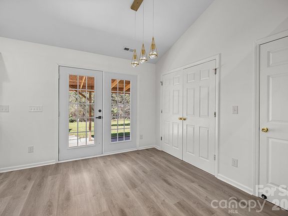 5th image of 1012 Crescent Way