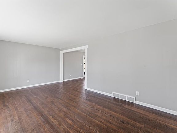 3rd image of 13621 Applewood Dr