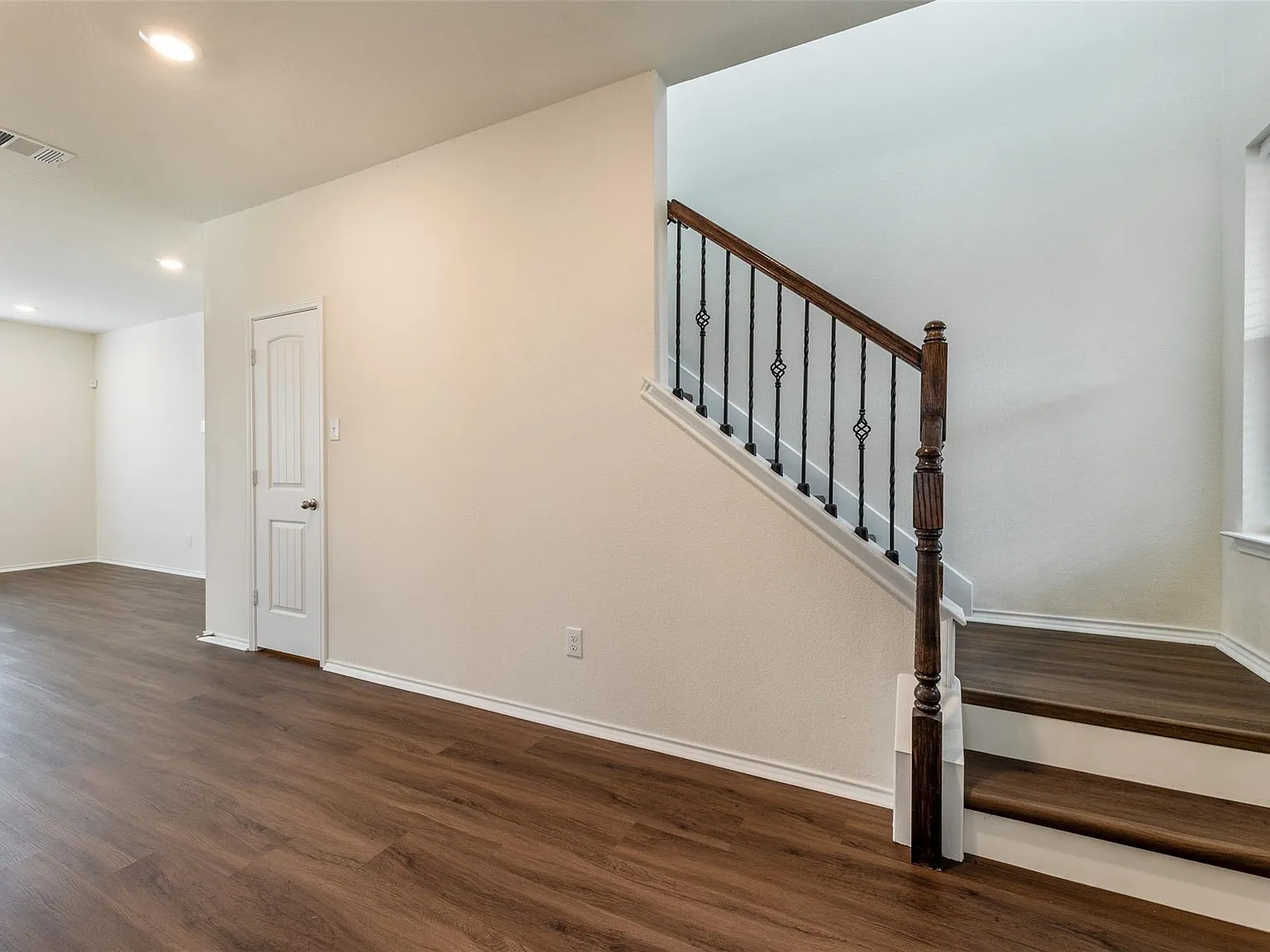 3 bed, 2.5 bath, 2305 sqft, $2,100 — Photo 3