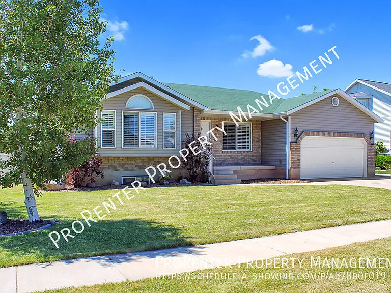 1488 Earl Cir — Photo 1