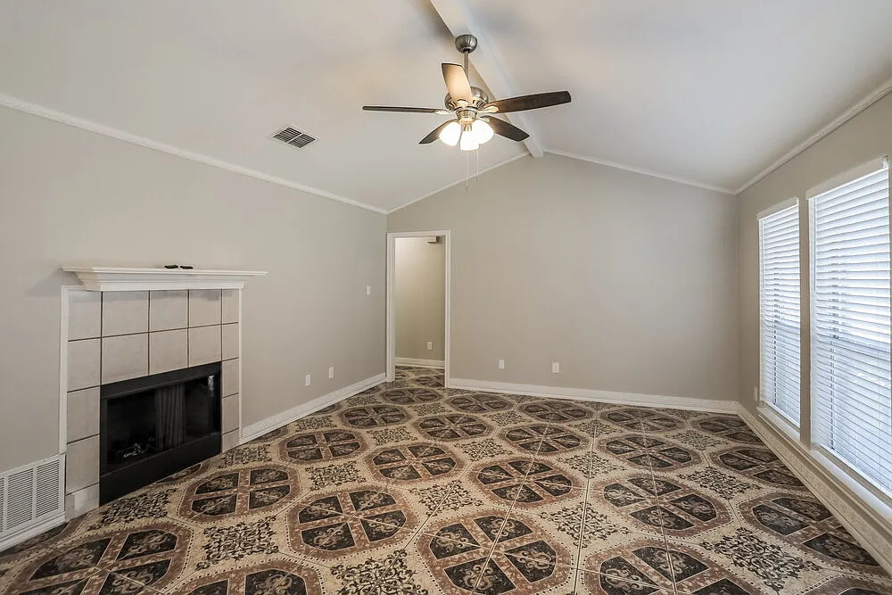 3 bed, 2.0 bath, 1330 sqft, $1,975 — Photo 4
