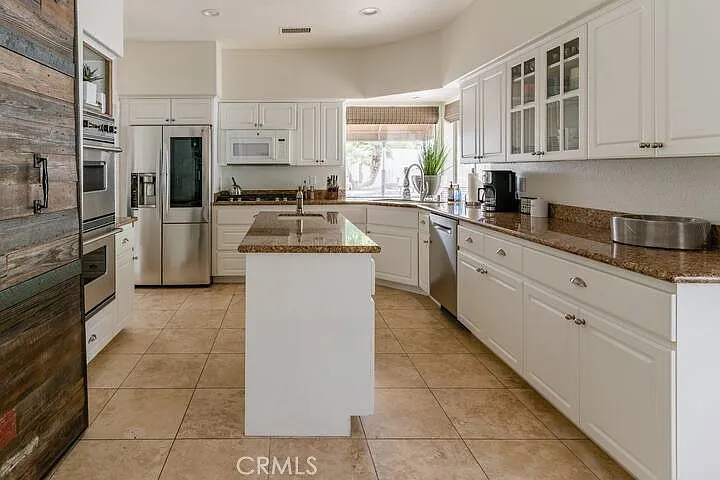 3 bed, 2.5 bath, 2181 sqft, $10,600 — Photo 2