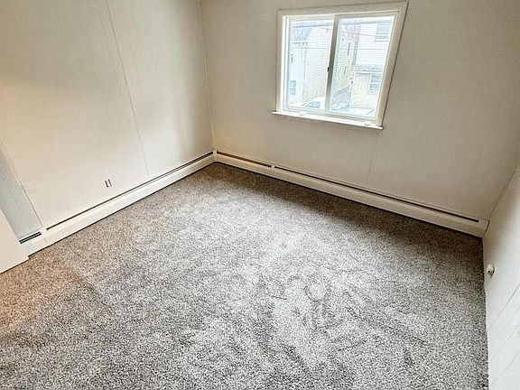 4th image of 709 Summit Hill Rd