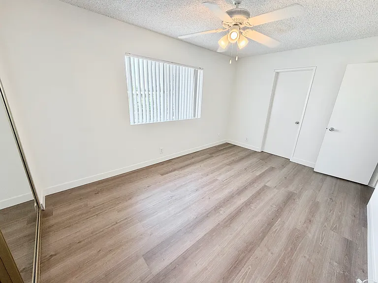 66 S Grand Oaks Ave — Photo 20