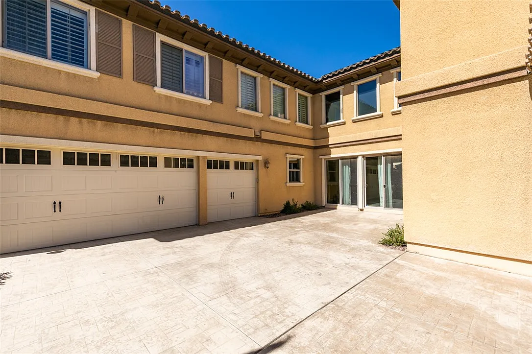 5 bed, 5.5 bath, 4708 sqft, $4,350 — Photo 3