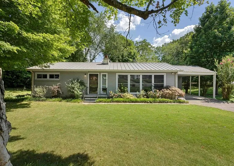 1832 Edgemont Dr — Photo 1