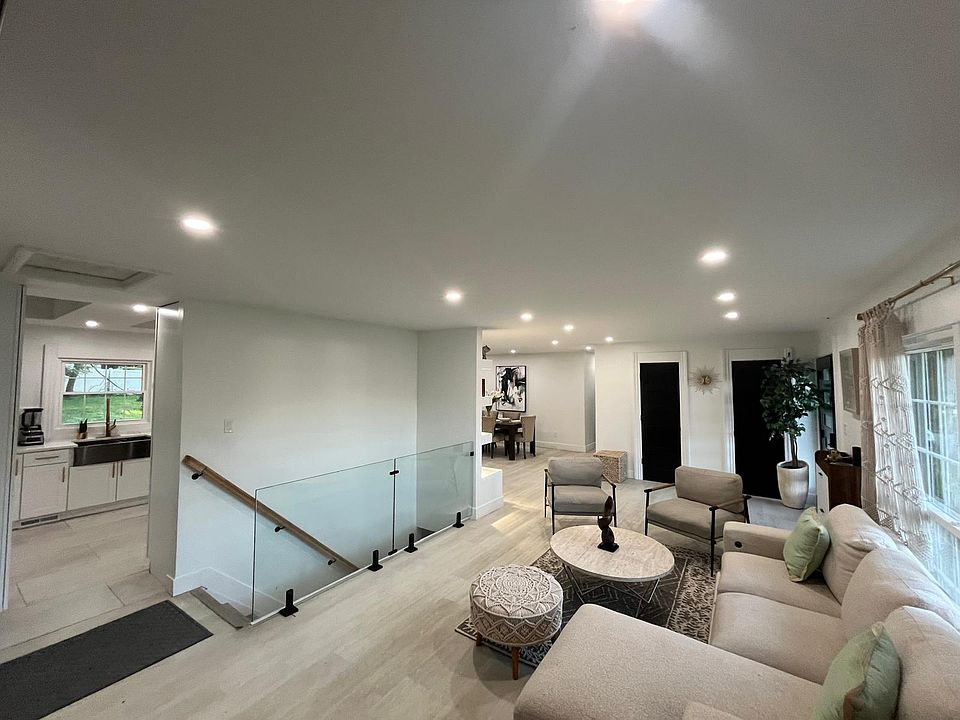 Living Room /Upper level