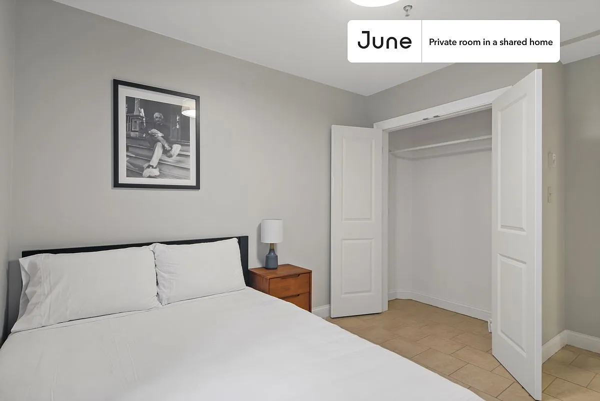 Queen bedroom in 5 bed/2.5 bath home in Roxbury #773 D — Photo 2
