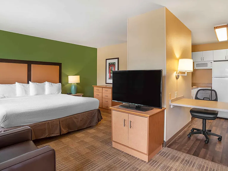 Deluxe Studio - 1 King Bed