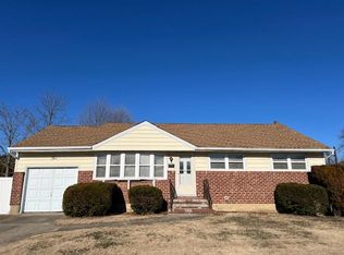 2 Lee Pl, Old Bethpage, NY 11804