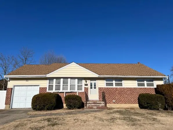 2 Lee Place, Old Bethpage, NY 11804