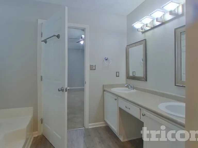 726 Westbury Dr — Photo 9