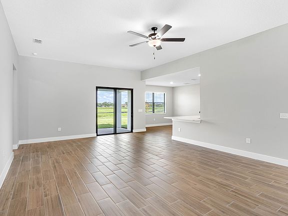 Move freely between the kitchen, family and breakfast area