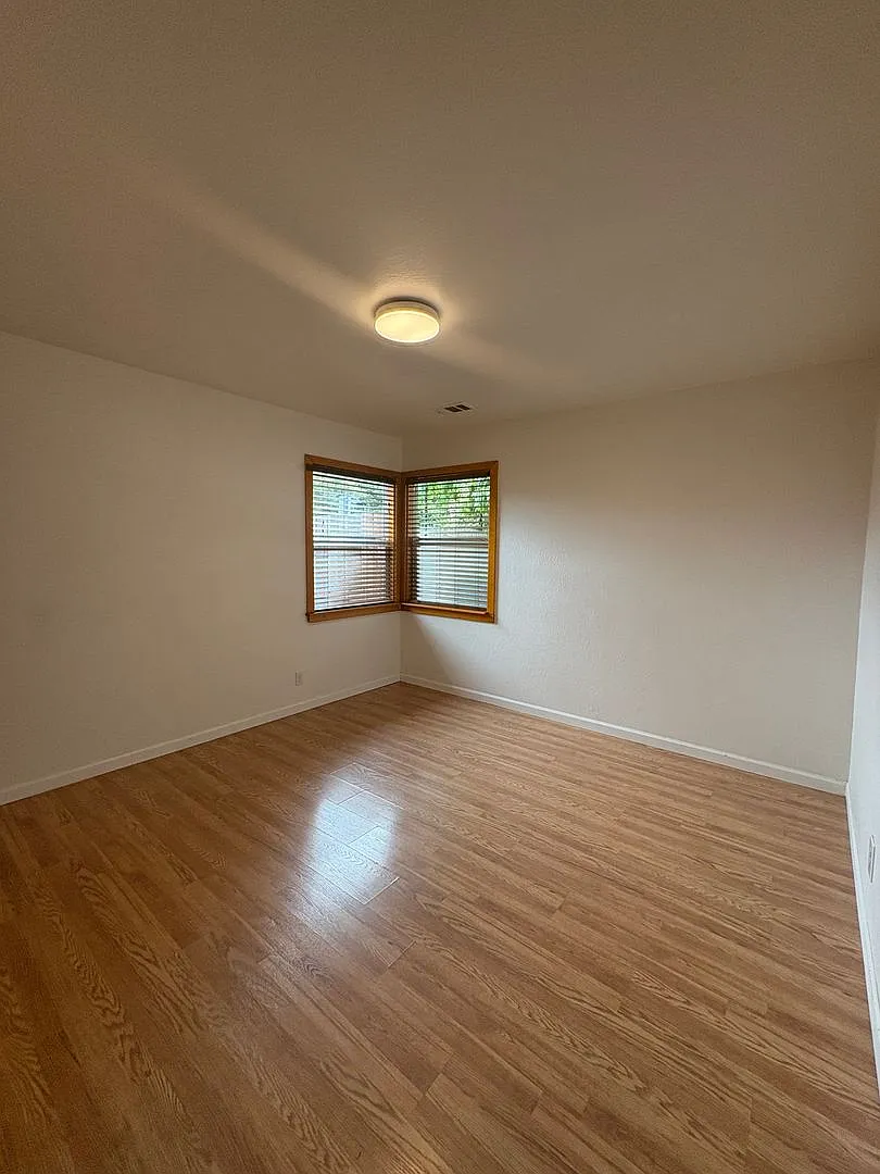 4817 Hansen Avenue — Photo 3