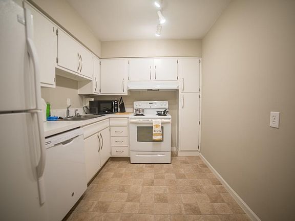 3rd image of 4821 Roanoke Pkwy APT 203