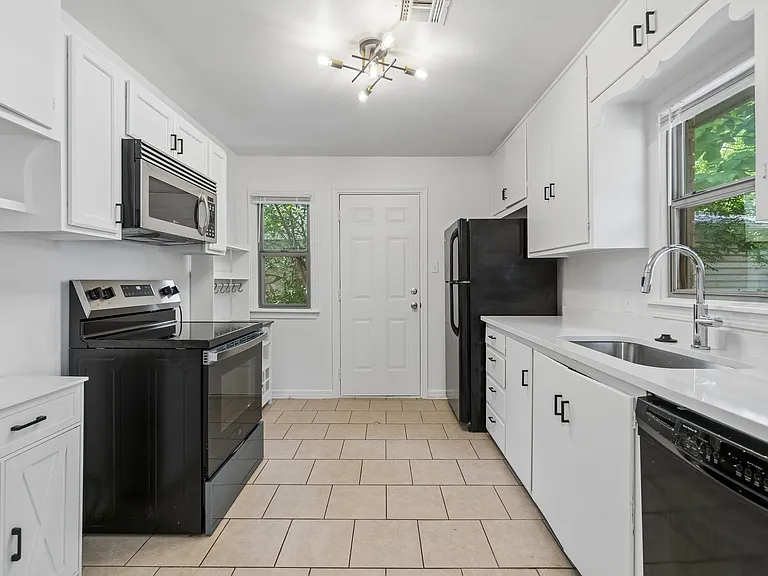 2029 Andover Ct — Photo 17
