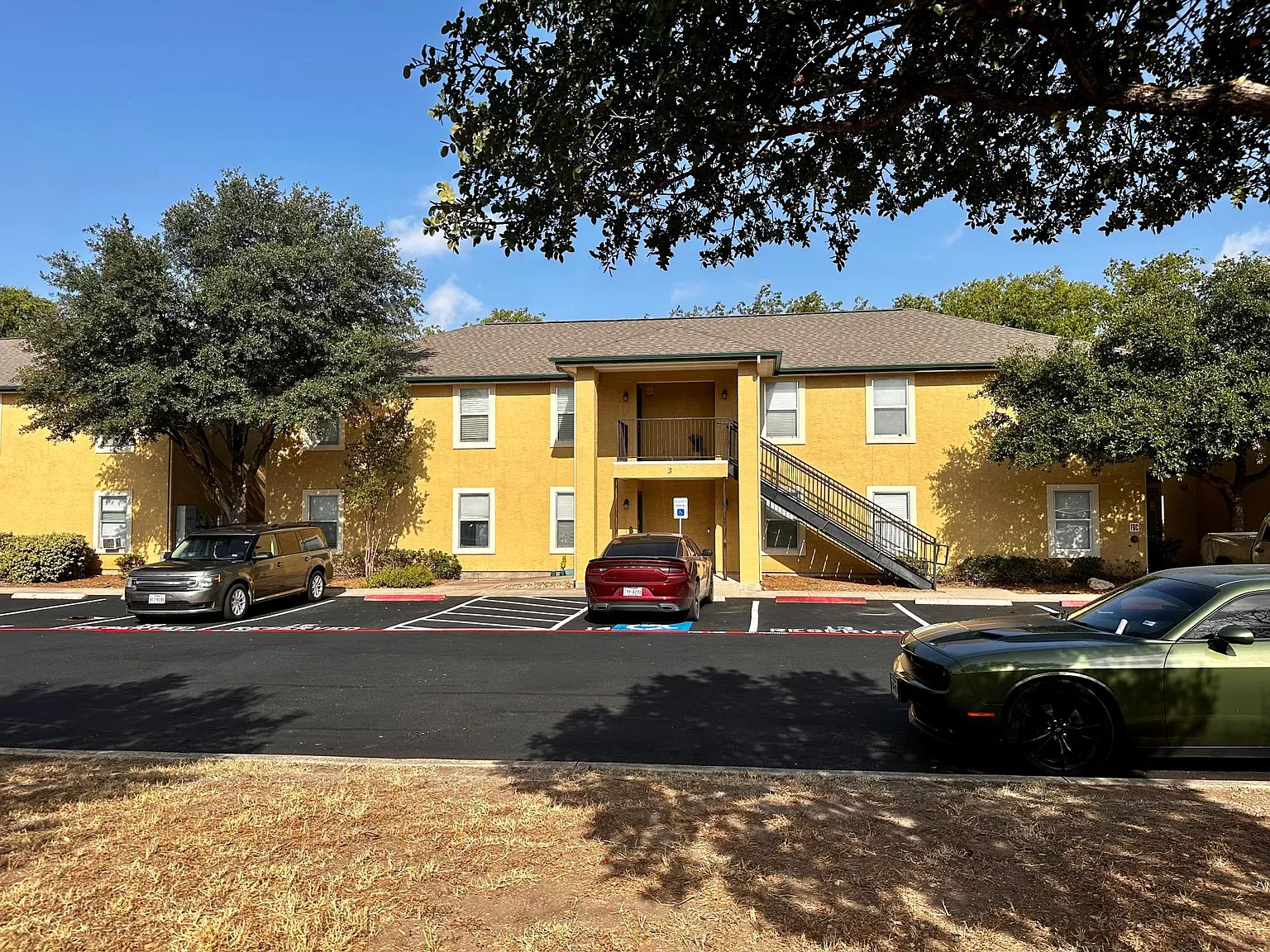 3 bed, 1075 sqft, $1,350 — Photo 2