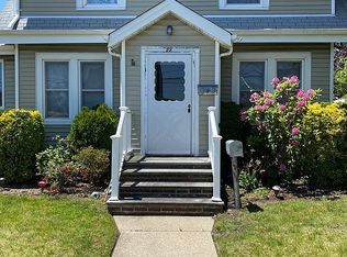 22 Merokee Pl, Farmingdale, NY 11735