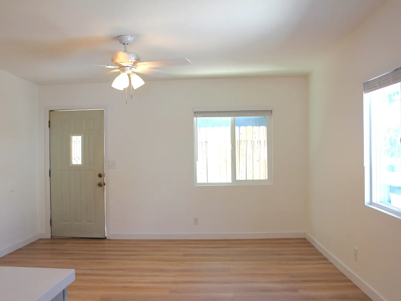 2 bed, 900 sqft, $3,300 — Photo 2