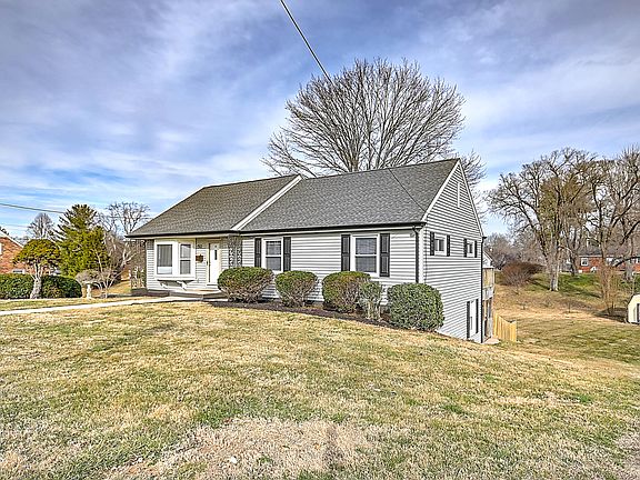 3rd image of 1512 Lakeview Drive
