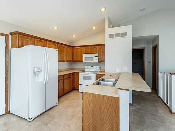 5th image of 802 NE 5th St