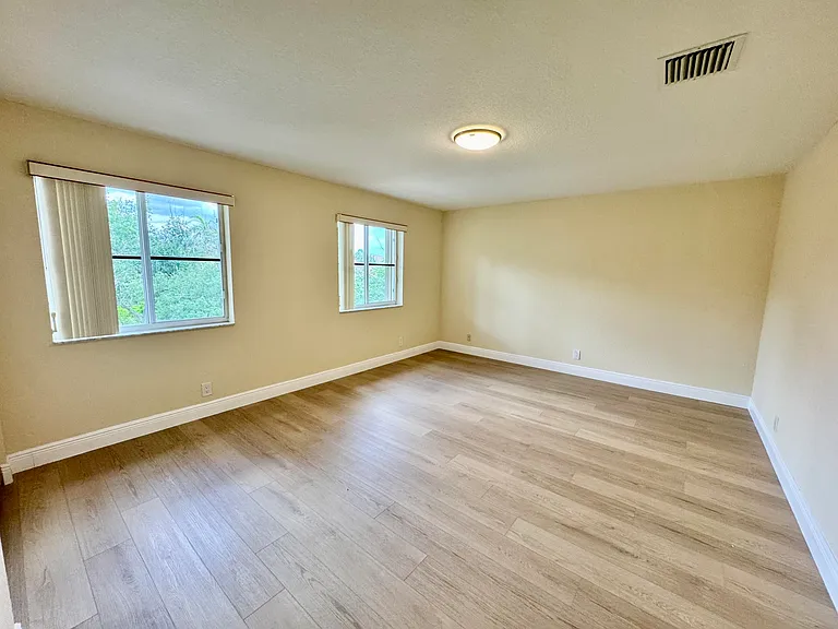898 Tulip Cir — Photo 25