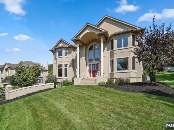 300 Daffodil Dr, Norwood, NJ 07648