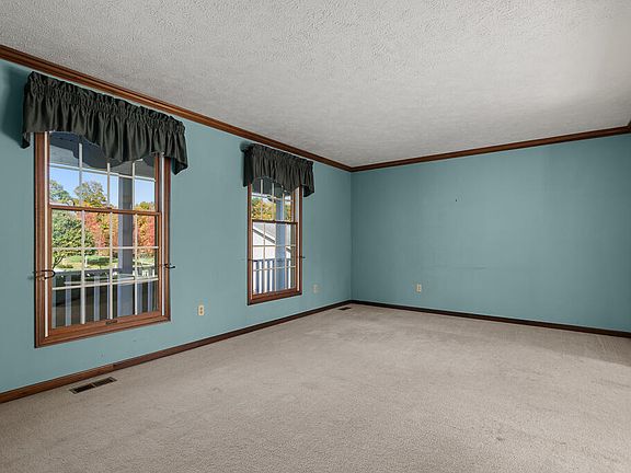 3rd image of 175 Highridge Ct W