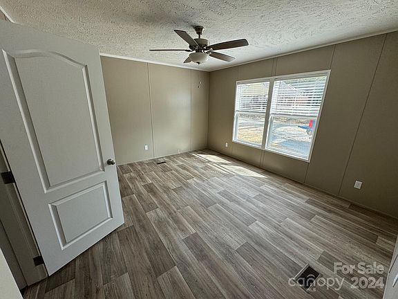 4th image of 15 Tupper Ln