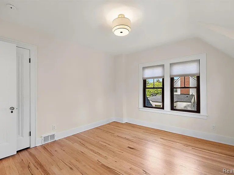 2136 Dorchester Rd — Photo 39