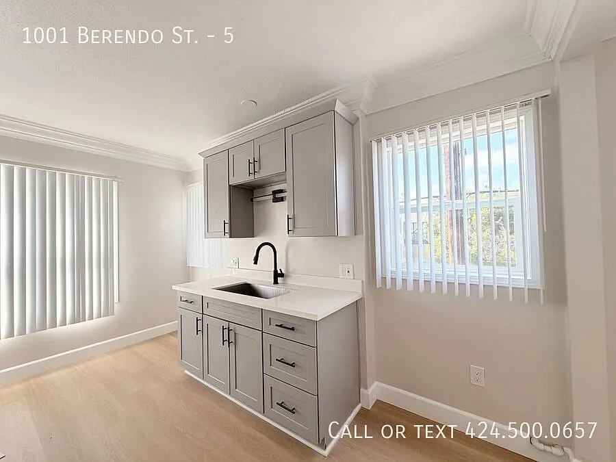 Renovated & Extra Spacious 3bd/1ba | 1 Free Month — Photo 4