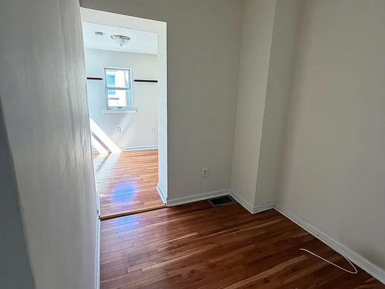 137 Moore St — Photo 6