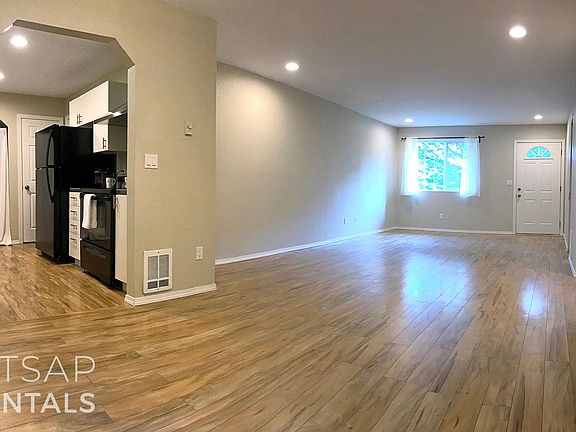 5th image of 19339 Harris Ave NE #A