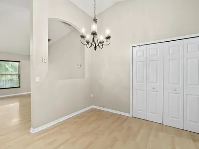 1304 Mandys Ct — Photo 5