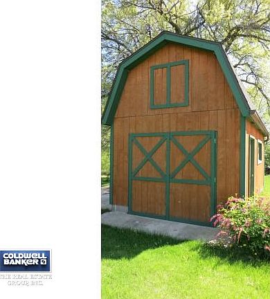 Super nice extra garage w/ pad