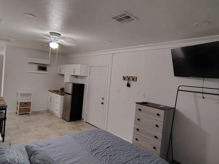 3229 W College Dr — Photo 2