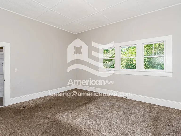1528140_012_bedroom_13.jpg