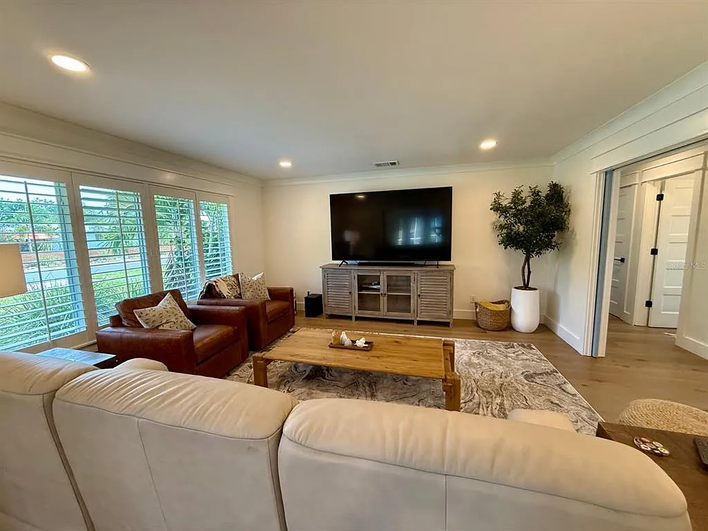 3 bed, 3.0 bath, 2247 sqft, $5,950 — Photo 3